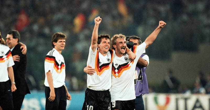 Deutschland - Argentinien Italien, Rom, 08.07.1990, Fussball, FIFA WM 1990 in Italien, Finale, DFB Deutschland - Argentinien (1:0): v.l. Lothar Matthäus, Rudi Völler (beide Deutschland). *** Germany Argentina Italy, Rome, 08 07 1990, Football, FIFA World Cup 1990 in Italy, Final, DFB Germany Argentina 1 0 v l Lothar Matthäus, Rudi Völler both Germany