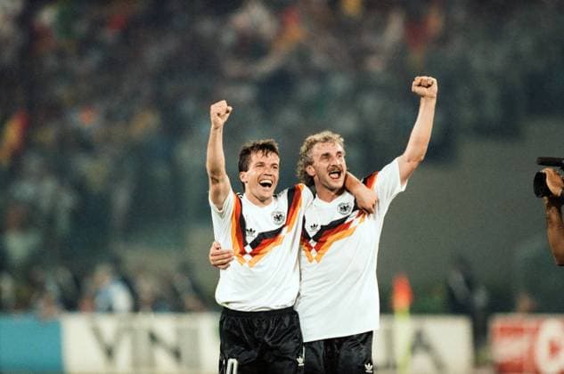 Deutschland - Argentinien Italien, Rom, 08.07.1990, Fussball, FIFA WM 1990 in Italien, Finale, DFB Deutschland - Argentinien (1:0): v.l. Lothar Matthäus, Rudi Völler (beide Deutschland). *** Germany Argentina Italy, Rome, 08 07 1990, Football, FIFA World Cup 1990 in Italy, Final, DFB Germany Argentina 1 0 v l Lothar Matthäus, Rudi Völler both Germany