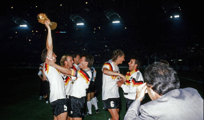Deutschland - Argentinien Italien, Rom, 08.07.1990, Fussball, FIFA WM 1990 in Italien, Finale, DFB Deutschland - Argentinien (1:0): v.l. Klaus Augenthaler, Andreas Brehme, Lothar Matthäus, Guido Buchwald, Pierre Littbarski (alle Deutschland) mit dem WM Pokal. *** Germany Argentina Italy, Rome, 08 07 1990, Football, FIFA World Cup 1990 in Italy, Final, DFB Germany Argentina 1 0 v l Klaus Augenthaler, Andreas Brehme, Lothar Matthäus, Guido Buchwald, Pierre Littbarski all Germany with the World Cup