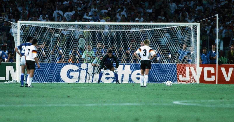 Deutschland - Argentinien Italien, Rom, 08.07.1990, Fussball, FIFA WM 1990 in Italien, Finale, DFB Deutschland - Argentinien (1:0): Andreas Brehme (Deutschland) trifft Elfmeter zum 1:0 gegen Sergio Goycochea (Argentinien). *** Germany Argentina Italy, Rome, 08 07 1990, Football, FIFA World Cup 1990 in Italy, Final, DFB Germany Argentina 1 0 Andreas Brehme Germany scores the penalty for the 1 0 against Sergio Goycochea Argentina