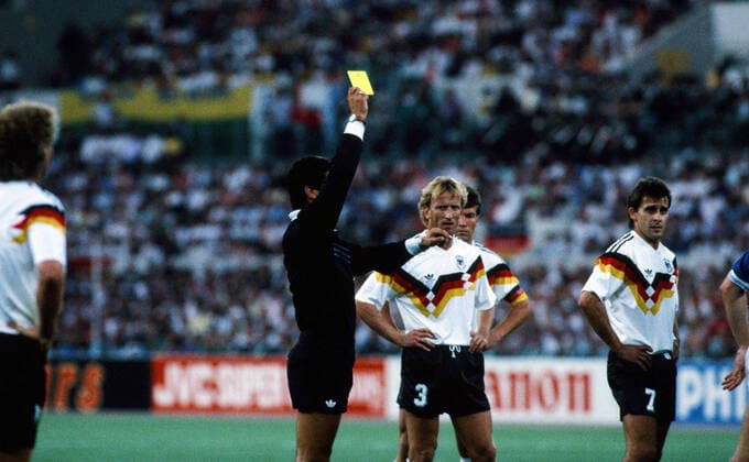 Deutschland - Argentinien Italien, Rom, 08.07.1990, Fussball, FIFA WM 1990 in Italien, Finale, DFB Deutschland - Argentinien (1:0): v.l. Edgardo Codesal (Schiedsrichter), Andreas Brehme, Pierre Littbarski (beide Deutschland). *** Germany Argentina Italy, Rome, 08 07 1990, Football, FIFA World Cup 1990 in Italy, Final, DFB Germany Argentina 1 0 v l Edgardo Codesal Referee , Andreas Brehme, Pierre Littbarski both Germany