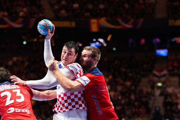 200124 Domagoj Duvnjak of Croatia against Petter overby of Norway during the EHF European Handball Championship Semi final between Norway and Croatia on January 24, 2020 in Stockholm. Photo: Johanna Lundberg BILDBYRAN kod JL 136105 bbeng ehf euro 2020 em 2020 european men?s handball championship 2020 handball handboll handbolls-em 2020 handball handball-em 2020 norge norway kroatien croatia semifinal semi-final Copyright: JOHANNAxLUNDBERG BB200124ZS057
