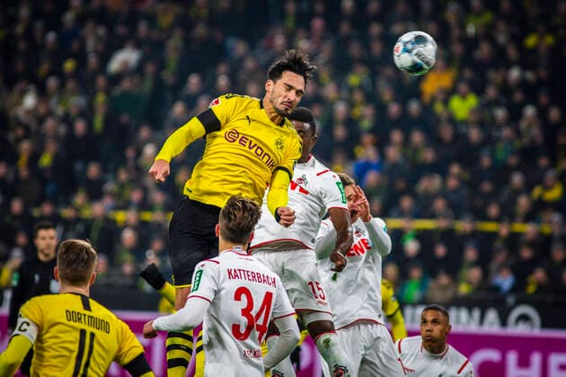 GER, FBL, Borussia Dortmund vs 1. FC Köln 24.01.2020, Signal Iduna Park, Dortmund , GER, FBL, Borussia Dortmund vs 1. FC Köln, DFL REGULATIONS PROHIBIT ANY USE OF PHOTOGRAPHS AS IMAGE SEQUENCES AND OR QUASI-VIDEO im Bild picture shows: Mats Hummels (Borussia Dortmund 15) trifft per Kopf nur den Pfosten, *** GER, FBL, Borussia Dortmund vs. 1 FC Köln 24 01 2020, Signal Iduna Park, Dortmund , GER, FBL, Borussia Dortmund vs. 1 FC Köln, DFL REGULATIONS PROHIBIT ANY USE OF PHOTOGRAPHS AS IMAGE SEQUENCES AND OR QUASI VIDEO in the picture picture picture shows Mats Hummels Borussia Dortmund 15 hits only the post per head, nordphotox xRauch nph00251