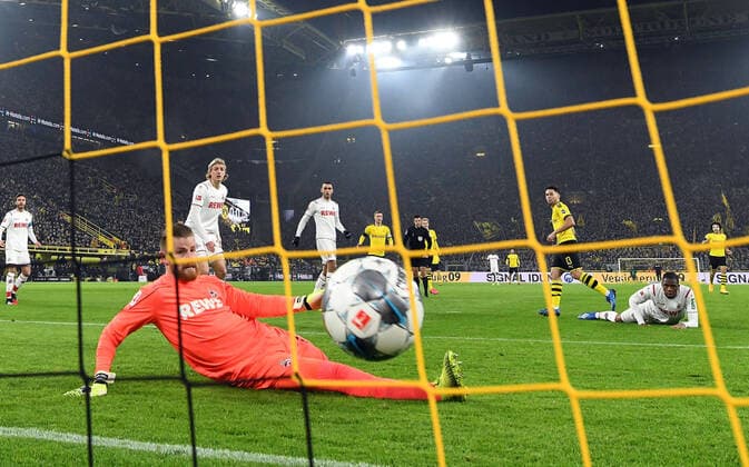 Sport Bilder des Tages 24.01.2020, xjhx, Fussball 1.Bundesliga, Borussia Dortmund - 1.FC Koeln emspor, v.l. Raphael Guerreiro (Borussia Dortmund), Timo Horn (1. FC Koeln) Goal scored, erziehlt das Tor zum 1:0 (DFL DFB REGULATIONS PROHIBIT ANY USE OF PHOTOGRAPHS as IMAGE SEQUENCES and or QUASI-VIDEO) Dortmund *** 24 01 2020, xjhx, Fussball 1 Bundesliga, Borussia Dortmund 1 FC Koeln emspor, v l Raphael Guerreiro Borussia Dortmund , Timo Horn 1 FC Koeln Goal scored, scores the goal for 1 0 DFL DFB REGULATIONS PROHIBIT ANY USE OF PHOTOGRAPHS as IMAGE SEQUENCES and or QUASI VIDEO Dortmund