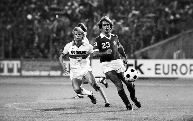 VfB Stuttgart - Cosmos New York Deutschland, Stuttgart, 19.09.1978, Fussball, Bundesliga, Testspiel, VfB Stuttgart - Cosmos New York (6:1): v.l. Bernd Förster (VfB Stuttgart), Jeff Bourne (Cosmos New York). *** VfB Stuttgart Cosmos New York Germany, Stuttgart, 19 09 1978, Football, Bundesliga, Test match, VfB Stuttgart Cosmos New York 6 1 v l Bernd Förster VfB Stuttgart , Jeff Bourne Cosmos New York
