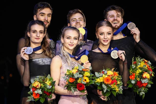 Bilder des Jahres 2020, Sport 01 Januar Sport Themen der Woche KW04 Sport Bilder des Tages GRAZ, AUSTRIA - JANUARY 25, 2020: Silver medalists, ice dancers Gabriella Papadakis and Guillaume Cizeron of France, Gold medalists, ice dancers Victoria Sinitsina and Nikita Katsalapov of Russia and Bronze medalists, ice dancers Alexandra Stepanova and Ivan Bukin (L-R) of Russia during an award ceremony for the ice dance competition at the 2020 European Figure skating, Eiskunstlauf Championships at Steiermarkhalle. Sergei Bobylev TASS  TS0CBAE2