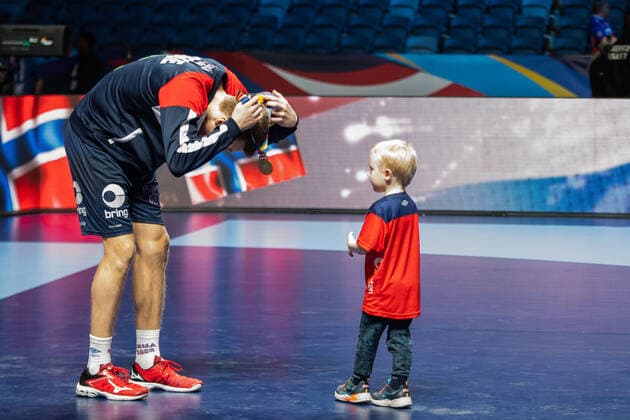 Bilder des Jahres 2020, Sport 01 Januar Sport Themen der Woche KW04 200125 Kristian Bjornsen of Norway celebrate the bronze medal with his son after the EHF European Handball Championship bronze match between Norway and Slovenia on January 25, 2020 in Stockholm. Photo: Johanna Lundberg BILDBYRAN kod JL 136107 bbeng ehf euro 2020 em 2020 european men?s jubel barn bronsmedalj brons handball championship 2020 handball handboll handbolls-em 2020 handball handball-em 2020 norge norway slovenien slovenia brons match bronze match *** 200125 Kristian Bjornsen of Norway celebrates bronze medal with his son after the EHF European Handball Championship bronze match between Norway and Slovenia on January 25, 2020 in Stockholm Photo Johanna Lundberg BILDBYRAN kod JL 136107 bbeng ehf euro 2020 em 2020 european mens jubilee child bronze medal bronze handball championship 2020 handball handball handball em 2020 handball handball em 2020 norway norway slovenia bronze match bronze match,  Copyright: JOHANNAxLUNDBERG BB200125ZU102