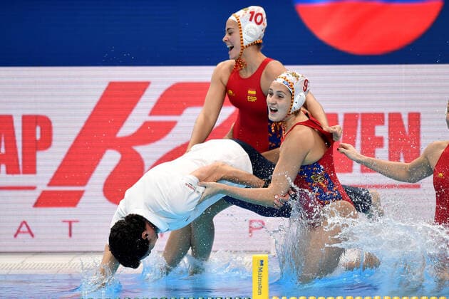 Bilder des Jahres 2020, Sport 01 Januar Sport Themen der Woche KW04 Sport Bilder des Tages OCA Miguel coach of Spain and players celebrate the victory Budapest 25 01 2020 Duna Arena SPAIN (white caps) Vs. RUSSIA (blue caps) Women Final 1st - 2nd place XXXIV LEN European Water polo, Wasserball Championships 2020 Photo © Andrea Staccioli Deepbluemedia Insidefoto andreaxstaccioli