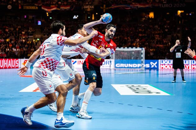 200126 Raul Entrerrios Rodriguez of Spain and Luka Stepanic of Croatia during the EHF European Handball Championship final between Spain and Croatia on January 26, 2020 in Stockholm. Copyright: JESPERxZERMAN BB200126JZ009