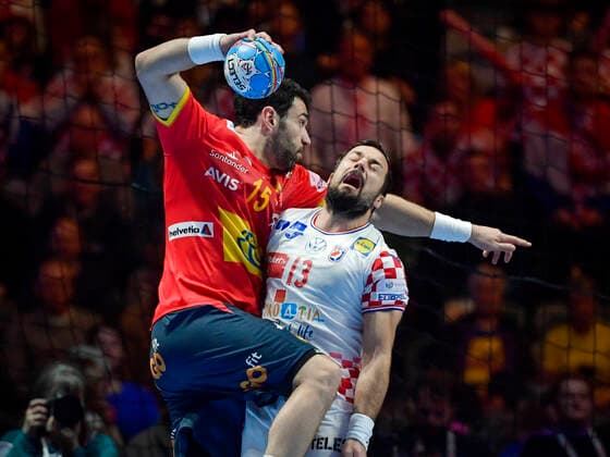 STOCKHOLM 20200126 Spaniens Iosu Goni Leoz (tv) och Kroatiens Zlatko Horvat under söndagens final mellan Spanien och Kroatien i handbolls-EM i Tele2 Arena. Stockholm Sverige x10040x