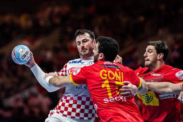 200126 Domagoj Duvnjak of Croatia ans Iousu Goni Leoz of Spain during the EHF European Handball Championship final between Spain and Croatia on January 26, 2020 in Stockholm. Copyright: JOHANNAxLUNDBERG BB200126JL014