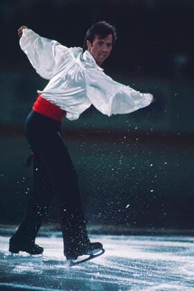 OLYMPIC LEGENDS: Brian Boitano Brian Boitano geb.22,10.1963 in Kalifornien ist ein ehemaliger US-amerikanischer Eiskunstläufer Olympiasieger und Weltmeister er sprang und landete als erster Amerikaner in 1982 einen dreifachen Axel und wurde bei seiner ersten Olympiateilnahme in Sarajevo 1984 Sechster sowie WM-Dritter bei der ersten WM bereits 1 Jahr später wurde er Weltmeister er legte damals Wert auf die Sprünge und zeigte 1987 einen Spezielsprung Tano Triple LutzÂß für die Olympiade 1988 stellte er sich um weil er anders nicht gegen seinen Rivalen Brian Orser aus Kanada bestehen konnte und verzichtete auf einen vierfachen Toolop er gewann tatsächlich in einem Battle of the BriansÂß Gold in Calgary danach wechselte er zu den Professionals und wurde fünfmal hintereinander Profi-Weltmeister zur Olympiade Lillehammer ließ er sich reamateurisieren in Lillehammer wurde er Sechster *** Brian Boitano born 22,10 1963 in California is a former US American figure skater Olympic and World Champion he jumped and landed as the first American in 1982 a triple Axel and became at his first Olympic participation in Sarajevo 1984 sixth and World Championship third at the first World Championships just 1 year later he became World Champion he put then value on the jumps and showed 1987 a special jump Tano Triple Lutz for the 1988 Olympics he changed his mind because he could not compete against his rival Brian Orser from Canada and did without a quadruple toolop he actually won gold in a Battle of the Brians in Calgary after that he changed to the professionals and became professional world champion five times in a row at the Olympics Lillehammer he let himself be amateurised in Lillehammer he became sixth