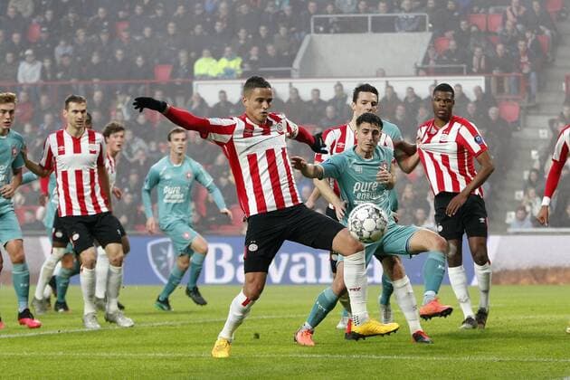 Ibrahim Afellay of PSV (CL), Julio Pleguezuelo of FC Twente (CR) during the Dutch Eredivisie match between PSV Eindhoven and FC Twente Enschede at the Phillips stadium on January 26, 2020 in Eindhoven, The Netherlands Dutch Eredivisie 2019 2020 xVIxANPxSportx xJeroenxPutmansxIVx 405238670