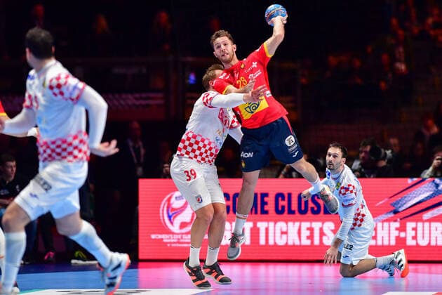 Sport Themen der Woche KW04 Handball Europameisterschaft Finale, 26.01.2020, Spanien - Kroatien, Tele2 Arena, Stockholm David Mandic (Kroatien, 39) Aleix Gomez Abello (Spanien, 28) Igor Karacic (Kroatien, 18) Action Steilangriff Tempo, 26.01.2020, Stockholm (Schweden), Handball, EM 2020, Finale, Kroatien - Spanien