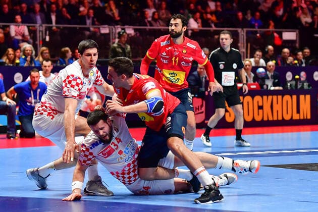 Handball Europameisterschaft Finale, 26.01.2020, Spanien - Kroatien, Tele2 Arena, Stockholm Marko Mamic (Kroatien, 30) Aleix Gomez Abello (Spanien, 28) Ilja Bozovic (Kroatien, 34) Daniel Sarmiento Melian (Spanien, 11) Action Dreikampf Ball, 26.01.2020, Stockholm (Schweden), Handball, EM 2020, Finale, Kroatien - Spanien