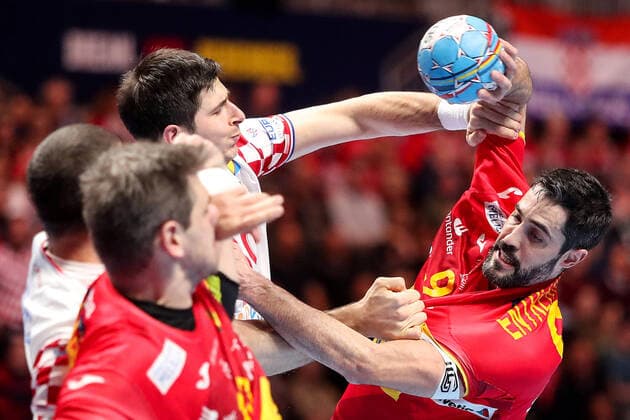 Sport Bilder des Tages Spain v Croatia - Final - Men s EHF EURO 2020 Marko Mamic of Croatia is challenged by Raul Entrerrios Rodriguez of Spain during the Men s EHF EURO 2020 final match between Spain and Croatia at Tele2 Arena in Stockholm, Sweden on January 26, 2020. Photo by Luka Stanzl PIXSELL LukaxStanzl PIXSELL