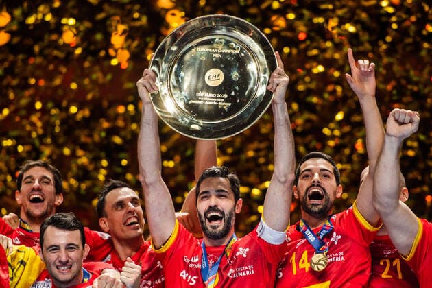 Bilder des Jahres 2020, Sport 01 Januar Sport Themen der Woche KW04 Sport Bilder des Tages Handball EM, Spanien ist Europameister 200126 Raul Entrerrios Rodriguez of Spain celebrate with teammates and the trophy after the EHF European Handball Championship final between Spain and Croatia on January 26, 2020 in Stockholm. *** 200126 Raul Entrerrios Rodriguez of Spain celebrate with teammates and the trophy after the EHF European Handball Championship final between Spain and Croatia on January 26, 2020 in Stockholm,  Copyright: JOHANNAxLUNDBERG BB200126JL058