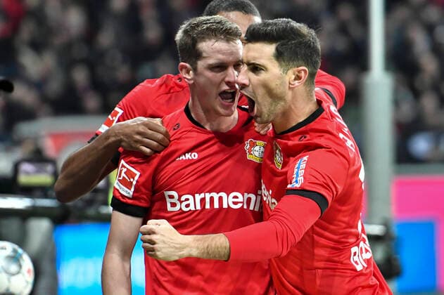 GER, DFL, 1. BL, Bayer 04 Leverkusen vs Fortuna Duesseldorf 26.01.2020, BayArena, Leverkusen, GER, DFL, 1. BL, Bayer 04 Leverkusen vs Fortuna Duesseldorf, DFL regulations prohibit any use of photographs as image sequences and or quasi-video im Bild picture shows Lars Bender ( 8, Bayer 04 Leverkusen) jubelt nach seinem Tor zum 2:0 mit seiner Mannschaft *** GER, DFL, 1 BL, Bayer 04 Leverkusen vs. Fortuna Duesseldorf 26 01 2020, BayArena, Leverkusen, GER, DFL, 1 BL, Bayer 04 Leverkusen vs. Fortuna Duesseldorf, DFL regulations prohibit any use of photographs as image sequences and or quasi video im Bild picture shows Lars Bender 8, Bayer 04 Leverkusen cheers after his goal for the 2 0 with his team nordphoto Mauelshagen nph00321