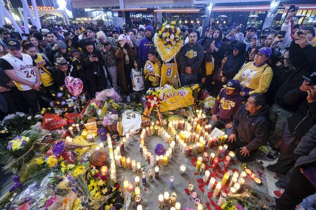 Bilder des Jahres 2020, Sport 01 Januar Sport Themen der Woche KW04 Sport Bilder des Tages January 26, 2020, Los Angeles, California, U.S: Fans gather at a memorial for former NBA, Basketball Herren, USA player Kobe Bryant at L.A. Live, outside of the Staples Center in Los Angeles, California. Kobe Bryant Memorial at Staples Center - ZUMAc68_ 96447460st Copyright: xRingoxChiux