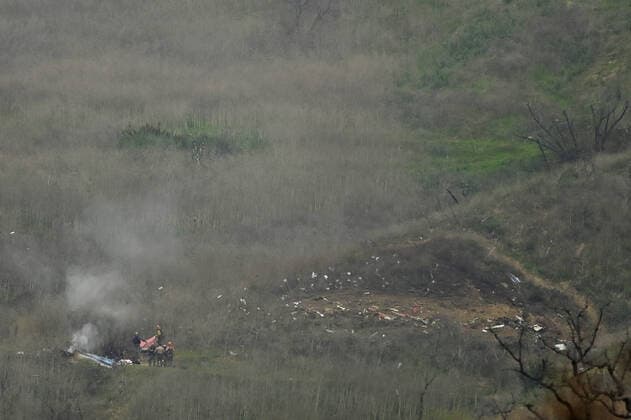 Bilder des Jahres 2020, Sport 01 Januar Sport Themen der Woche KW04 Sport Bilder des Tages Firefighters gather around the wreckage of a helicopter crash that claimed the life of Los Angeles Lakers star Kobe Bryant, on a hillside off of Las Virgenes Road, in Calabasas, California on Sunday, January 26, 2020. Bryant s 13-year-old daughter Gianna was also killed in the crash.  LAP202001262012 JOHNxMCCOY