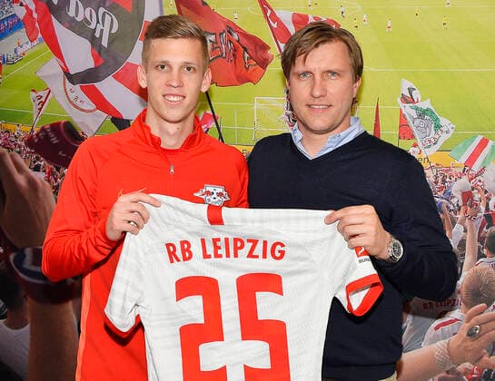 Fußball-Bundesliga 2019 2020, Pressekonferenz bei Bundesligist RB Leipzig (27.01.2020). Dani Olmo (Offensives Mittelfeld RB Leipzig, Rueckennummer 25, 25) (li.) und Markus Kroesche (Sportdirektor RB Leipzig) (re.) bei der Pressekonferenz von RB Leipzig (27.01.2020). Beide halten das Trikot mit der Rückennummer 25 und dem Namenszug Olmo in der Hand. Im Hintergrund eine Fototapete mit Blick in die Red-Bull-Arena . Beide schauen in die Kamera Leipzig Sachsen Deutschland Red-Bull-Trainingsgelände am Cottaweg *** Football Bundesliga 2019 2020, press conference at Bundesliga club RB Leipzig 27 01 2020 Dani Olmo Offensive midfield RB Leipzig, back number 25, 25 left and Markus Kroesche Sports Director RB Leipzig re at the press conference of RB Leipzig 27 01 2020 Both hold the jersey with the back number 25 and the name Olmo in their hands In the background a photo wallpaper with a view into the Red Bull Arena Both look into the camera Leipzig Sachsen Deutschland Red Bull training ground at Cottaweg