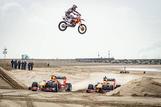 Bilder des Jahres 2020, Sport 01 Januar Sport Themen der Woche KW05 DEN HAAG, 27-01-2020, Formula 1 cars from the Redbull Racing Team on the Scheveningen beach. Redbull is making a promovideo for the Formula 1 event at the Dutch Zandvoort circuit. Redbull Racing F1 team at Scheveningen Beach  x6517917x Copyright: