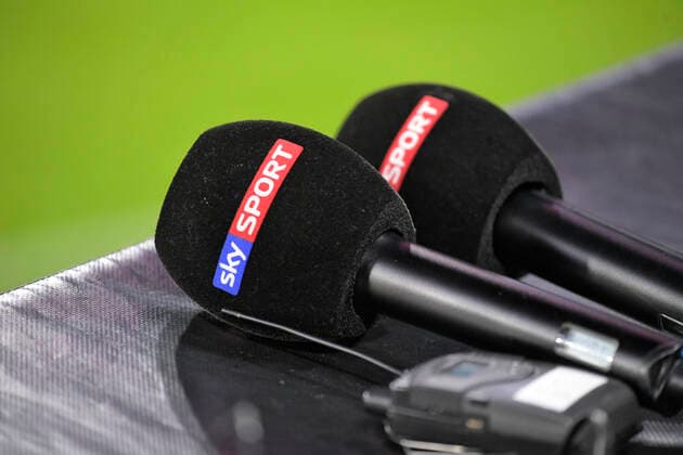 25.01.2020, Fussball 1. Bundesliga 2019 2020, 19. Spieltag, FC Bayern München - FC Schalke 04, in der Allianz-Arena München. Mikrofone liegen bereit am SKY Moderatorentisch am Spielfeldrand. ***DFL and DFB regulations prohibit any use of photographs as image sequences and or quasi-video.*** *** 25 01 2020, Soccer 1 Bundesliga 2019 2020, 19 matchday, FC Bayern München FC Schalke 04, in the Allianz Arena Munich Microphones are available at the SKY Sport presenters table at the edge of the field DFL and DFB regulations prohibit any use of photographs as image sequences and or quasi video