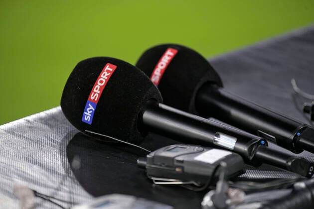 25.01.2020, Fussball 1. Bundesliga 2019 2020, 19. Spieltag, FC Bayern München - FC Schalke 04, in der Allianz-Arena München. Mikrofone liegen bereit am SKY Moderatorentisch am Spielfeldrand. ***DFL and DFB regulations prohibit any use of photographs as image sequences and or quasi-video.*** *** 25 01 2020, Soccer 1 Bundesliga 2019 2020, 19 matchday, FC Bayern München FC Schalke 04, in the Allianz Arena Munich Microphones are available at the SKY Sport presenters table at the edge of the field DFL and DFB regulations prohibit any use of photographs as image sequences and or quasi video