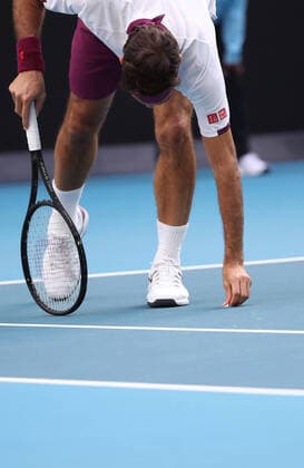 (200128) -- MELBOURNE, Jan. 28, 2020 -- Rodger Federer of Switzerland picks up a feather during the men s singles quarterfinal match against Tennys Sandgren of the United States at the Australian Open tennis championship in Melbourne, Australia on Jan. 28, 2020. ) (SP)AUSTRALIA-MELBOURNE-TENNIS-AUSTRALIAN OPEN-DAY 9 BaixXuefei 