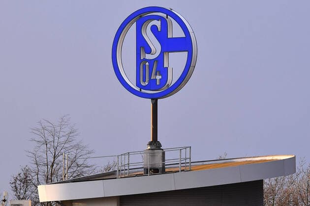 Fußball 1. Bundesliga Training FC Schalke 04 am 28.01.2020 auf dem Trainingsgelände an der Veltins Arena in Gelsenkirchen Schalke-Logo auf dem Dach der Geschäftsstelle DFL regulations prohibit any use of photographs as image sequences and or quasi-video.