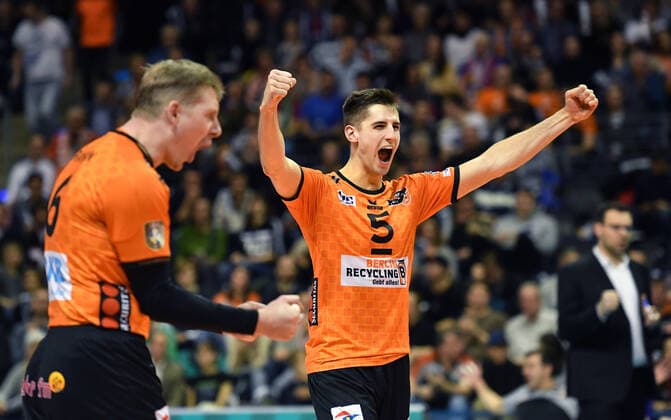 Moritz Reichert (BR Volleys), Sergey Grankin (BR Volleys), jubeln nach einem POunkt, hinten Cedric Enard (Trainer BR Volleys), BR Volleys Berlin-Fakel Novy Urengoy Volleyball CEV Champions League 2019 2020, CEV, Herren, Männer, Maenner, men, Volleyball, Deutschland, Germany, Max-Schmeling-Halle Berlin, 28.1.2020