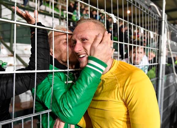 Bilder des Jahres 2020, Sport 01 Januar Sport Themen der Woche KW05 28.01.2020 - Fussball - Saison 2019 2020 - 2. Fussball - Bundesliga - 19. Spieltag: SpVgg Greuther Fürth ( Kleeblatt ) - FC Sankt St. Pauli Hamburg - - DFL regulations prohibit any use of photographs as image sequences and or quasi-video - Sascha Burchert (30, SpVgg Greuther Fürth ) - Kuss von Kleeblattfan *** 28 01 2020 Football Season 2019 2020 2 Football Bundesliga 19 Matchday SpVgg Greuther Fürth Kleeblatt FC Sankt St Pauli Hamburg DFL regulations prohibit any use of photographs as image sequences and or quasi video Sascha Burchert 30, SpVgg Greuther Fürth Kiss from Kleeblattfan