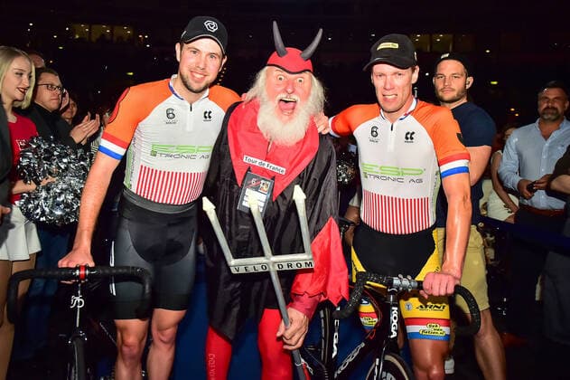 Bilder des Jahres 2020, Sport 01 Januar Sport Themen der Woche KW05 Sport Bilder des Tages Team 3 mit Wim Stroetinga (re. NED) und Moreno De Pauw (li. BEL) gewinnen das 109. Berliner Sechstagerennen 2020 - hier mit Tour-Teufel Didi Senft (GER - Storkow) - Querformat - quer - horizontal - Event Veranstaltung: 108. Berliner Sechstagerennen - Six Day Berlin - 6.Nacht - Ort Location: Velodrom Berlin - Region: Berlin - Land Country: Deutschland Germany - Datum Date: 28.01.2020 *** Team 3 with Wim Stroetinga re NED and Moreno De Pauw li BEL win the 109 Berlin Six Day Race 2020 here with Tour Teufel Didi Senft GER Storkow Landscape horizontal Event Event Event 108 Berlin Six Day Race Six Day Berlin 6 Night Location Velodrom Berlin Region Berlin Land Country Germany Germany Date Date 28 01 2020 Stiehl Photography