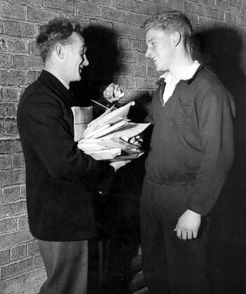 Bildnummer: 60005270 Datum: 26.11.2002 Copyright: imago United Archives International Billy Wright, the Wolverhampton Wanderers captain shows Ron Flowers two days fan mail. February 1955 kbdig 2002 quadrat  60005270 Date 26 11 2002 Copyright Imago United Archives International Billy Wright The Wolverhampton Wanderers Captain Shows Ron Flowers Two Days supporter Mail February 1955 Kbdig 2002 Square 