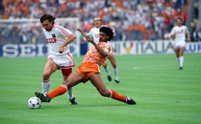 Fußball, EM Finale 1988 in München, Niederlande - Sowjetunion 2:0 UDSSR - Niederlande Deutschland, München, 215.06.1988, Fussball, UEFA EURO, EM, Europameisterschaft,Fussball 1988 in Deutschland, Finale, UDSSR - Niederlande (0:2): v.l. Oleg Protasov (UDSSR), Frank Rijkaard (Niederlande).