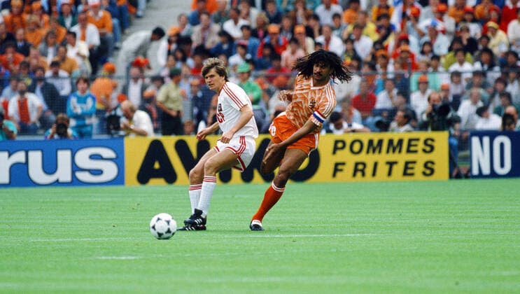 Fußball, EM Finale 1988 in München, Niederlande - Sowjetunion 2:0 UDSSR - Niederlande Deutschland, München, 215.06.1988, Fussball, UEFA EURO, EM, Europameisterschaft,Fussball 1988 in Deutschland, Finale, UDSSR - Niederlande (0:2): v.l. Vasili Rats (UDSSR), Ruud Gullit (Niederlande).