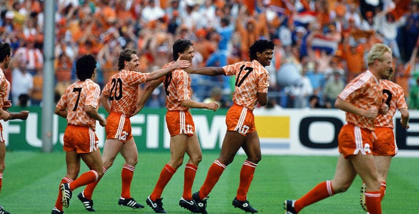Fußball, EM Finale 1988 in München, Niederlande - Sowjetunion 2:0 UDSSR - Niederlande Deutschland, München, 215.06.1988, Fussball, UEFA EURO, EM, Europameisterschaft,Fussball 1988 in Deutschland, Finale, UDSSR - Niederlande (0:2): mi. Marco van Basten (Niederlande); Jubel Tor 0:2 van Basten.