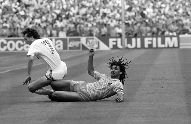 Fußball, EM Finale 1988 in München, Niederlande - Sowjetunion 2:0 UDSSR - Niederlande Deutschland, München, 215.06.1988, Fussball, UEFA EURO, EM, Europameisterschaft,Fussball 1988 in Deutschland, Finale, UDSSR - Niederlande (0:2): v.l. Sergei Aleinikov (UDSSR), Ruud Gullit (Niederlande).