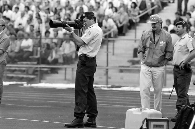 Fußball, EM Finale 1988 in München, Niederlande - Sowjetunion 2:0 UDSSR - Niederlande Deutschland, München, 215.06.1988, Fussball, UEFA EURO, EM, Europameisterschaft,Fussball 1988 in Deutschland, Finale, UDSSR - Niederlande (0:2): Polizist mit Foto Kamera.