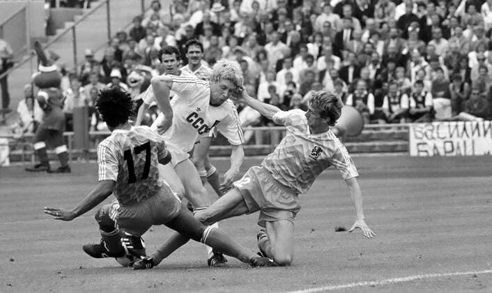 Fußball, EM Finale 1988 in München, Niederlande - Sowjetunion 2:0 UDSSR - Niederlande Deutschland, München, 215.06.1988, Fussball, UEFA EURO, EM, Europameisterschaft,Fussball 1988 in Deutschland, Finale, UDSSR - Niederlande (0:2): v.l. Frank Rijkaard (Niederlande), Alexej Michailichenko (UDSSR), Adrie van Tiggelen (Niederlande).
