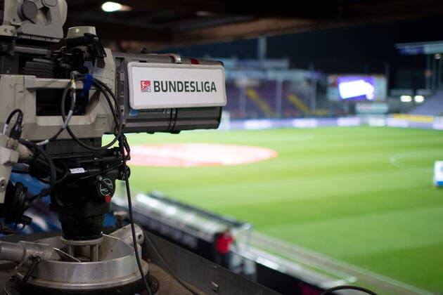 Osnabrück, Deutschland 29.01.2020: 2. Bundesliga - 2019 2020 - VfL Osnabrück vs. SV Sandhausen Symbol Fernsehen in der Bundesliga, Sky DFL regulations prohibit any use of photographs as image sequences and or quasi-video. Osnabrück Niedersachsen Deutschland Stadion an der Bremer Brücke *** Osnabrück, Germany 29 01 2020 2 Bundesliga 2019 2020 VfL Osnabrück vs SV Sandhausen Symbol Television in the Bundesliga, Sky DFL regulations prohibit any use of photographs as image sequences and or quasi video Osnabrück Niedersachsen Germany Stadium at Bremer Brücke