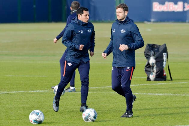 Fußball-Bundesliga 2019 2020, Training bei Bundesligist RB Leipzig (27.01.2020). Mauricio Sanchez (Dolmetscher RB Leipzig) (li.) und Moritz Volz (Assistenztrainer RB Leipzig) (re.) beim Training von RB Leipzig (27.01.2020). Leipzig Sachsen Deutschland Red-Bull-Trainingsgelände am Cottaweg