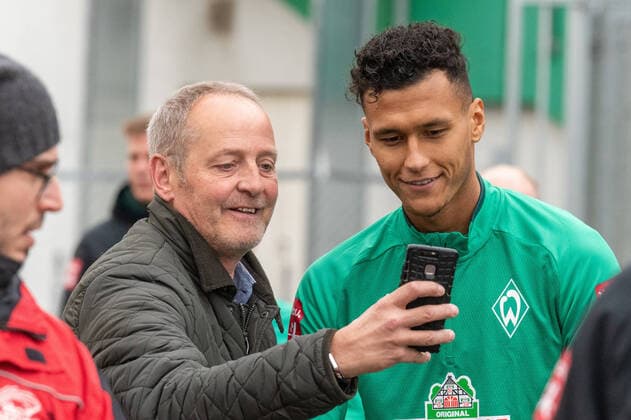 GER, 1.FBL, Werder Bremen Abschlusstraining 31.01.2020, Trainingsgelaende am wohninvest WESERSTADION,, Bremen, GER, 1.FBL, Werder Bremen Abschlusstraining , im Bild Selfie mit Davie Selke (Neuzugang SV Werder Bremen)