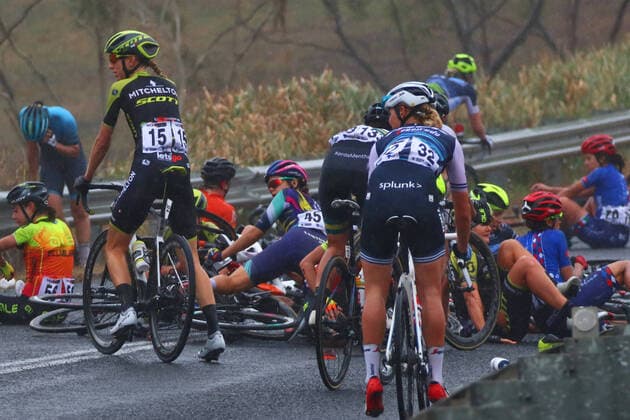 2020 Bilder des Jahres, Sport 02 Februar Sport Themen der Woche KW05 Sport Bilder des Tages CADEL EVANS GREAT OCEAN RACE WOMEN, Cyclists are treated after a crash during wild weather at the women s Cadel Evans Great Ocean Road Race in Victoria, Saturday, February 1, 2020. ( NO ARCHIVING, EDITORIAL USE ONLY, NO USE IN BOOKS WITHOUT CONSENT VIC AUSTRALIA  Copyright: xDAVIDxGRIGGx 20200201001446078612
