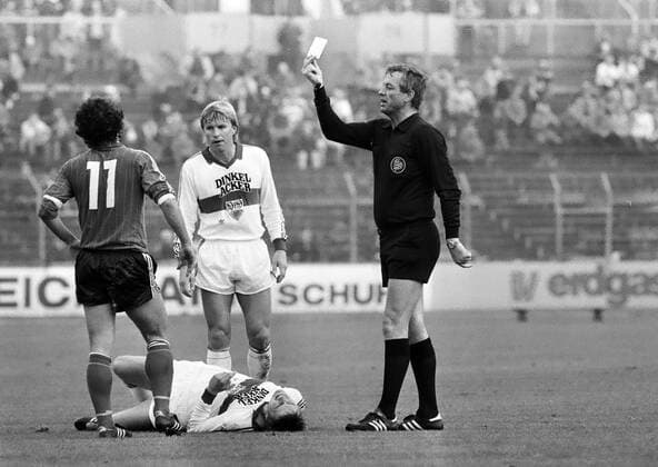 VfB Stuttgart - 1. FC Nürnberg Deutschland, Stuttgart, 15.11.1983, Fussball, Bundesliga, Saison 1983 1984, VfB Stuttgart - 1. FC Nürnberg (7:0): v.l. Herbert Heidenreich (1. FC Nürnberg), Peter Reichert, Bernd Förster (beide VfB Stuttgart), Dieter Pauly (Schiedsrichter).