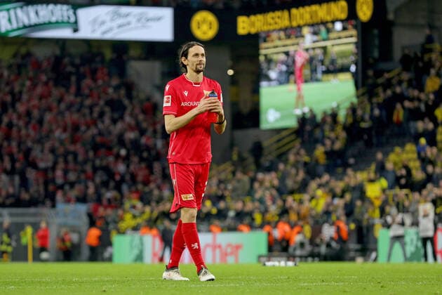 2020 Bilder des Jahres, Sport 02 Februar Sport Themen der Woche KW05 01.02.2020, Fussball, Saison 2019 2020, Bundesliga, 20. Spieltag - Borussia Dortmund - 1. FC Union Berlin Neven Subotic (1. FC Union Berlin) wird von der Südtribüne gefeiert. DFL REGULATIONS PROHIBIT ANY USE OF PHOTOGRAPHS AS IMAGE SEQUENCES AND OR QUASI-VIDEO. Dortmund Signal Iduna Park NRW Deutschland xRHR-FOTO DEx *** 01 02 2020, Football, Season 2019 2020, Bundesliga, 20 Matchday Borussia Dortmund 1 FC Union Berlin Neven Subotic 1 FC Union Berlin is celebrated from the South stand DFL REGULATIONS PROHIBIT ANY USE OF PHOTOGRAPHS AS IMAGE SEQUENCES AND OR QUASI VIDEO Dortmund Signal Iduna Park NRW Germany xRHR FOTO DEx