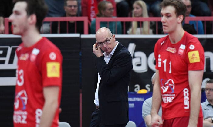 Volleyball 1. Bundesliga Saison 2019 2020 14. Spieltag in Tuebingen in der Paul Horn Arena 01.02.2020 TV Rottenburg - Berlin Recycling Volleys Trainer Christophe Achten (TV Rottenburg) nachdenklich *** Volleyball 1 Bundesliga Season 2019 2020 14 Matchday in Tuebingen at Paul Horn Arena 01 02 2020 TV Rottenburg Berlin Recycling Volleys Coach Christophe Achten TV Rottenburg thoughtful