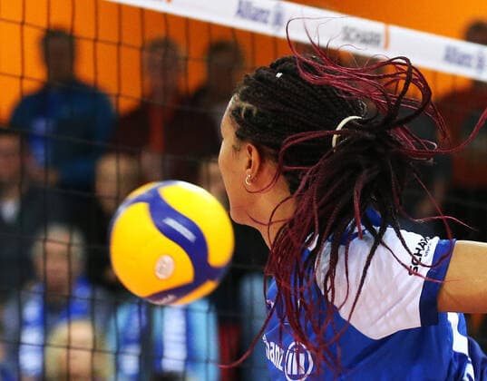 01.02.2020, Deutschland, Stuttgart, 1. Bundesliga Frauen, Saison 2019 2020, Allianz MTV Stuttgart vs. SC Potsdam: Simone Lee (MTV), Haare, Ball, Netz, Feature