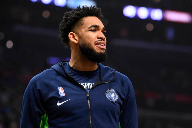LOS ANGELES, CA - FEBRUARY 01: Minnesota Timberwolves Center Karl-Anthony Towns (32) looks on before a NBA, Basketball Herren, USA game between the Minnesota Timberwolves and the Los Angeles Clippers on February 1, 2020 at STAPLES Center in Los Angeles, CA. (Photo by Brian Rothmuller Icon Sportswire) NBA: FEB 01 Timberwolves at Clippers Icon200201010