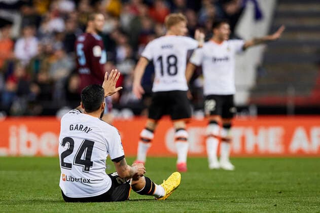1st February 2020; Mestalla, Valencia, Spain; La Liga Football,Valencia versus Celta Vigo; Ezequiel Garay of Valencia CF asks the Referee Pablo Gonzalez to stop the game after being injured  ActionPlus12208904 IvanxArlandis